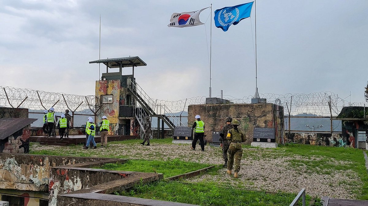 UN_Command's tweet photo. Yesterday, the UNC🇺🇳 team stationed at #ArrowheadHill &amp; #WhiteHorseHill took a quick break from facilitating #RemainsRecovery operations to escort #KoreaForestryService colleagues in the #DMZ. These surveys near Cheorwon continued the Peninsula-wide #PeaceZoneInitiative project. https://t.co/sN8D4zMUda