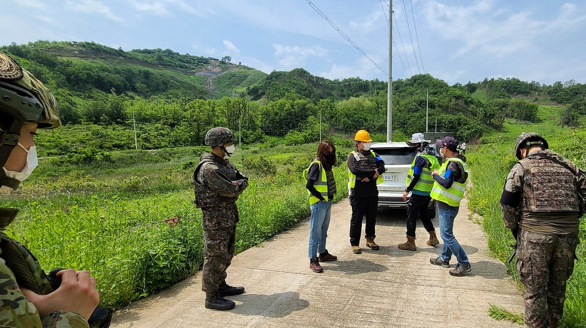 UN_Command's tweet photo. Yesterday, the UNC🇺🇳 team stationed at #ArrowheadHill &amp; #WhiteHorseHill took a quick break from facilitating #RemainsRecovery operations to escort #KoreaForestryService colleagues in the #DMZ. These surveys near Cheorwon continued the Peninsula-wide #PeaceZoneInitiative project. https://t.co/sN8D4zMUda