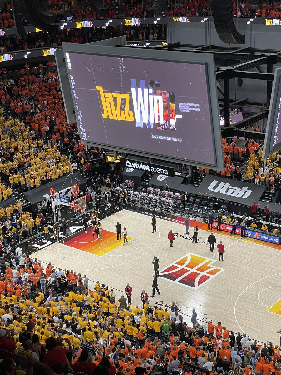 ReaganHackett's tweet photo. What a game. What an atmosphere. Way to go gents!👏🏼👏🏼 #11ToGo 🏆#TakeNote https://t.co/zMSBsy77Vv