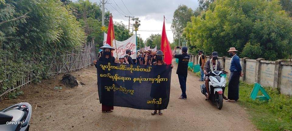 LeeDam_3's tweet photo. A month-long mourning ceremony was held for the Poet Ko Khat Thi on the 91st day of the strike in the villages of the eastern part of Yinmarpin and northern part of Salingyi Townships, Sagaing Region.

USELESS ASEAN
#June9Coup
#WhatsHappeningInMyanmar https://t.co/jevClHj7HL
