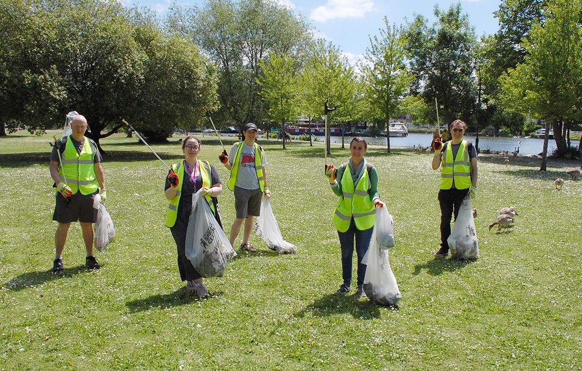 ReadingCouncil's tweet photo. Fabulous weather for a #BigSpringClean in Christchurch Meadows yesterday lunchtime, with our @ReadingCouncil staff volunteer team collecting 6 bags of #litter along the riverside. @KeepBritainTidy #LoveYourPark #PledgetoPick #LoveWhereYouLive #rdguk https://t.co/vuYx8AS4tK