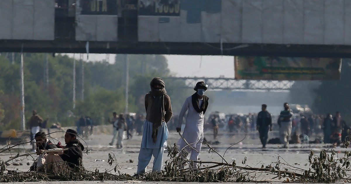 ibrahimbanglani's tweet photo. Never forget that when TLP did all of this all celebrities, patriots and many politicians supported them as "Ashiqe-Rasool" !
But Sindhi protestors are blamed by all of them rather than blaming the Mafia BT
#ReleaseBTKProtesters
#ReleaseSananQureshi
#SindhRejectsBahriaTown https://t.co/DPk5uLAh9R