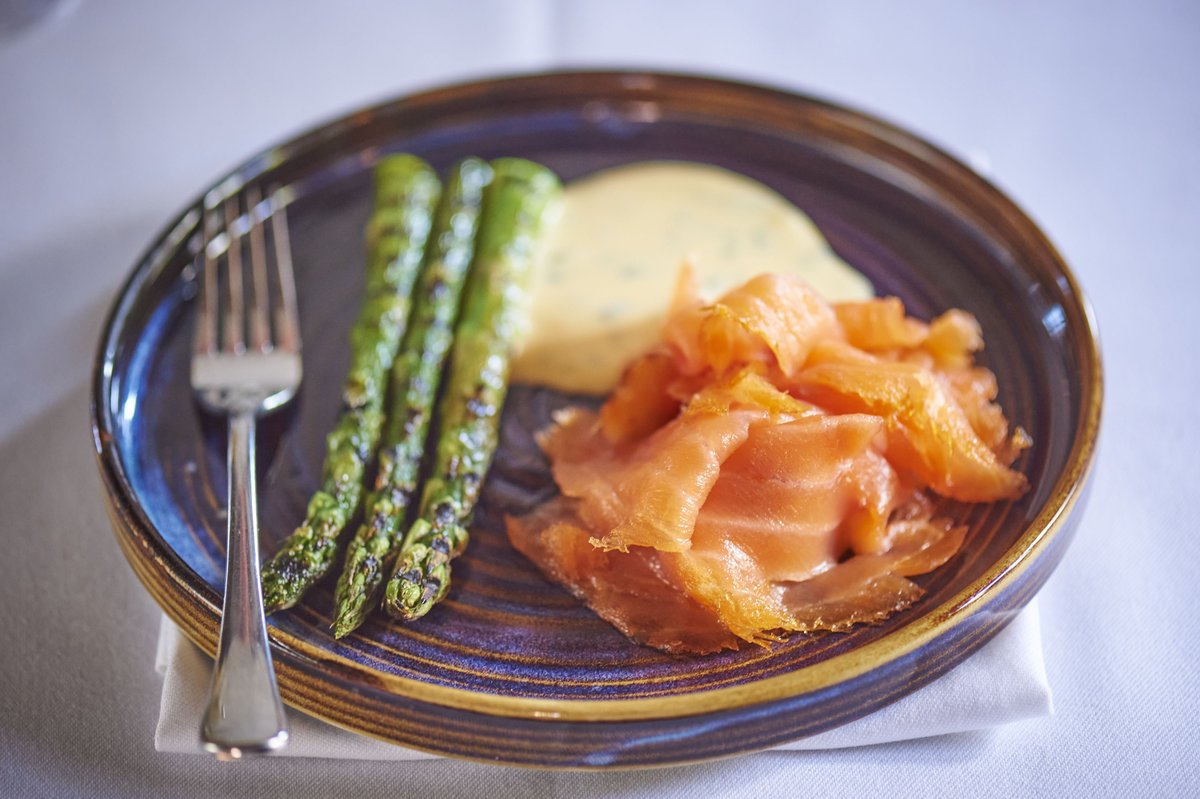 Tis still the season for English #asparagus joyfully combined with <a href="/LambtonJackson/">Lambton & Jackson</a> Maldon Cure #smokedsalmon and a generous splash of minty hollandaise. Divinely easy to make, and divinely tasty to eat.