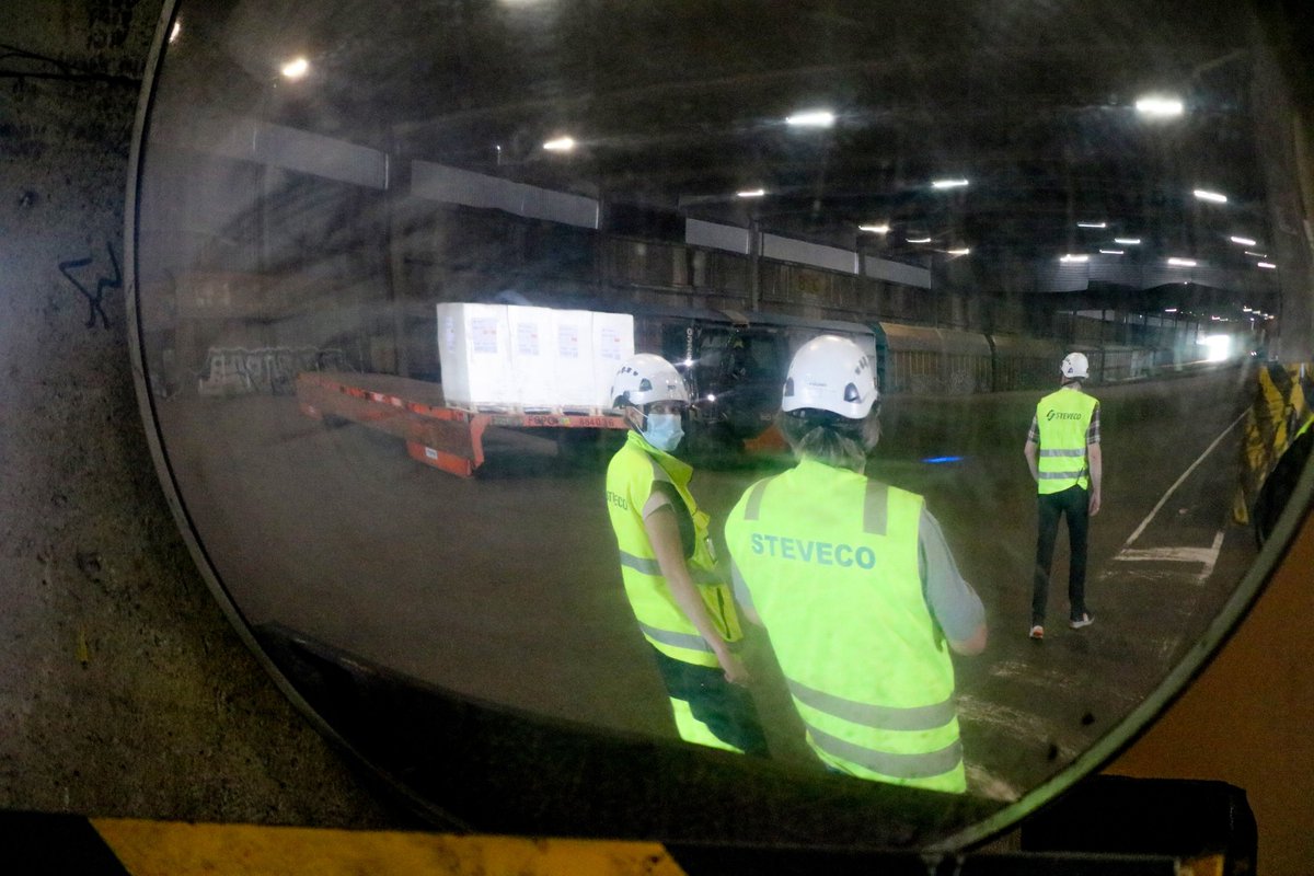 Mitä näet peilissä? Peilit ovat tärkeä osa sataman turvallisuutta. Kuvastimessa näkyvät kehittämis- ja laatupäällikkö Laura Hasko, tiedottaja Elina Harjama ja sijaistava terminaalipäällikkö Kai Peri. Kolmikko oli  tiistaina Hietasessa sisäisen arvioinnin kierroksella.