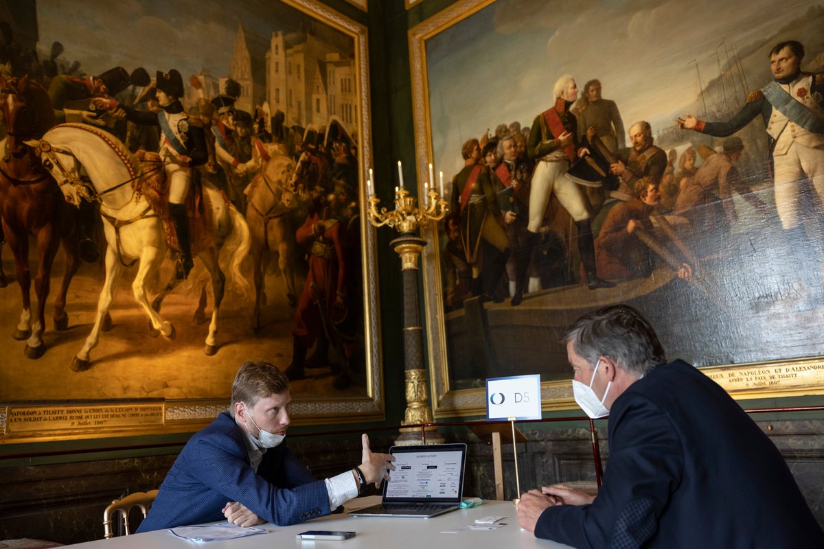 3uryale's tweet photo. Rencontres professionnelles au Château de Versailles, protocole sanitaire oblige: à chacun son salon pour les entretiens! Conditions idéales pour entamer une relation https://t.co/QNemYZuijX