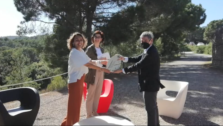 transicioeco's tweet photo. 🌱🏆 El #PremisEmasCat a la Millor acció d'implicació de les parts interessades és el Cementiri Roques Blanques @AltimaSF amb el projecte Apiari didàctic

 🌱🏆 La Millor implantació ambiental és per a @laballenaalegre amb el projecte Energies renovables i implicació dels clients https://t.co/KoE5lv01Iu