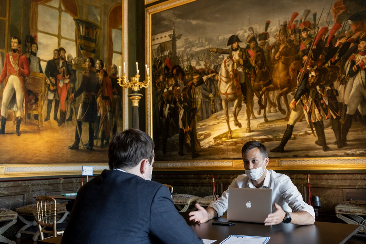 3uryale's tweet photo. Rencontres professionnelles au Château de Versailles, protocole sanitaire oblige: à chacun son salon pour les entretiens! Conditions idéales pour entamer une relation https://t.co/QNemYZuijX