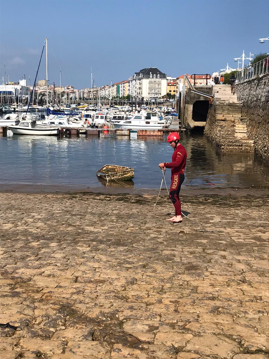 CRECantabria's tweet photo. En la mañana de hoy la 🚤 #LSSantander retira embarcación abandonada a la deriva que supone un peligro para la navegación en @port_santander activa @salvamentogob #SeguridadNáutica #EstamosEnLaMarPorTí https://t.co/ile0HSFyDq