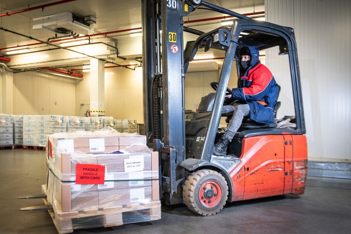 rivm's tweet photo. Een nieuwe mijlpaal: deze week rijden we 1,9 miljoen #coronavaccins uit naar de verschillende uitvoerders. Topdrukte dus, ook voor onze logistieke partners die 24/7 in de weer zijn 💪

👉 https://t.co/ZydKrtoSNl https://t.co/ZY1BTmbRYO