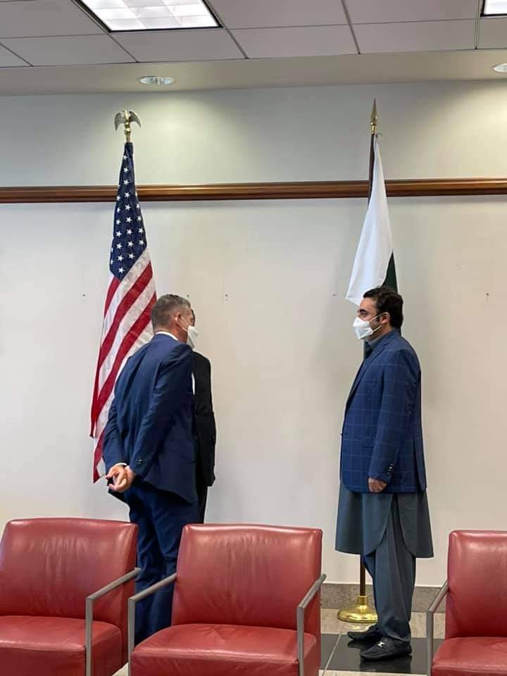 ایک طرف عمران  خان نے سی آئی اے کے چیف سے ملاقات سے انکار کردیا تو دوسری طرف یہ کھسرا تلوے چاٹنے پہنچ گیا ۔گھٹیا انسان خود کو سیاستداں کہلوانے کیلئے دشمن کو یقین دلانے آگیا۔
لعنت <a href="/BBhuttoZardari/">Bilawal Bhutto Zardari</a>