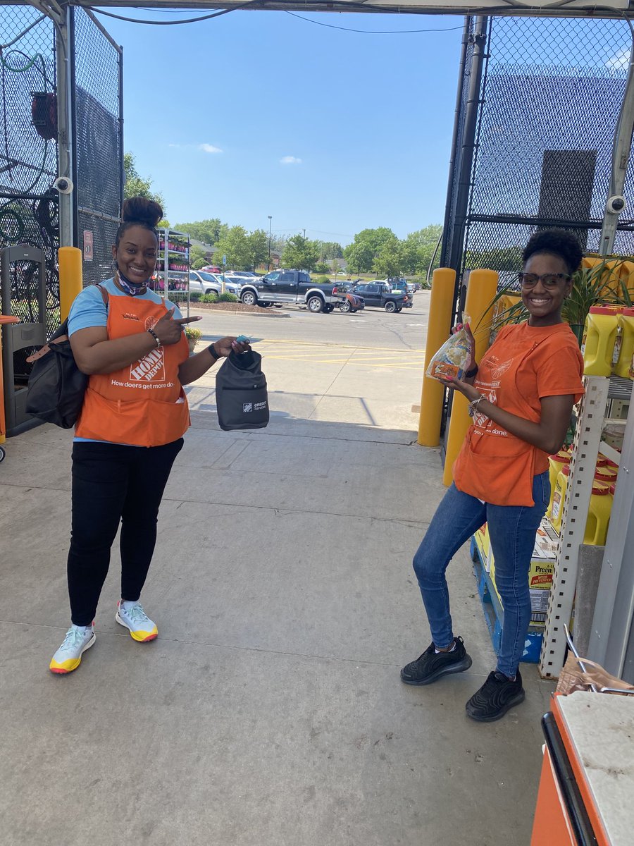 YuHonna's tweet photo. Way to Go!!! 2710 FE working together  setting and reaching goals...A portion of our Awesome cashiers represented🧡 Generating Credit ⁦@McFarrenGary⁩ ⁦@chrisLsm2738⁩ ⁦@chrisLsm2738⁩ ⁦@thd_2710⁩ https://t.co/Shos5nkjuM