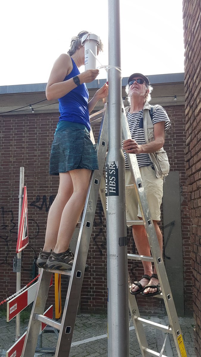 En het eerste meetkastje dat luchtkwaliteit meet hangt! 
#luchtkwaliteit #samenmeten #citizenscience