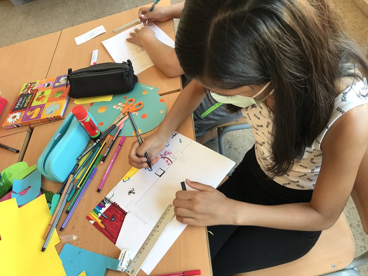 escolajaume1r's tweet photo. Després de visitar l’exposició interactiva #Teamlab al @Caixaforum aprofitem per treballar la perspectiva fent les nostres pròpies creacions. L’art ens inspira! #5è #grans #somartistes #somcreatius https://t.co/OSZVnBlVbX