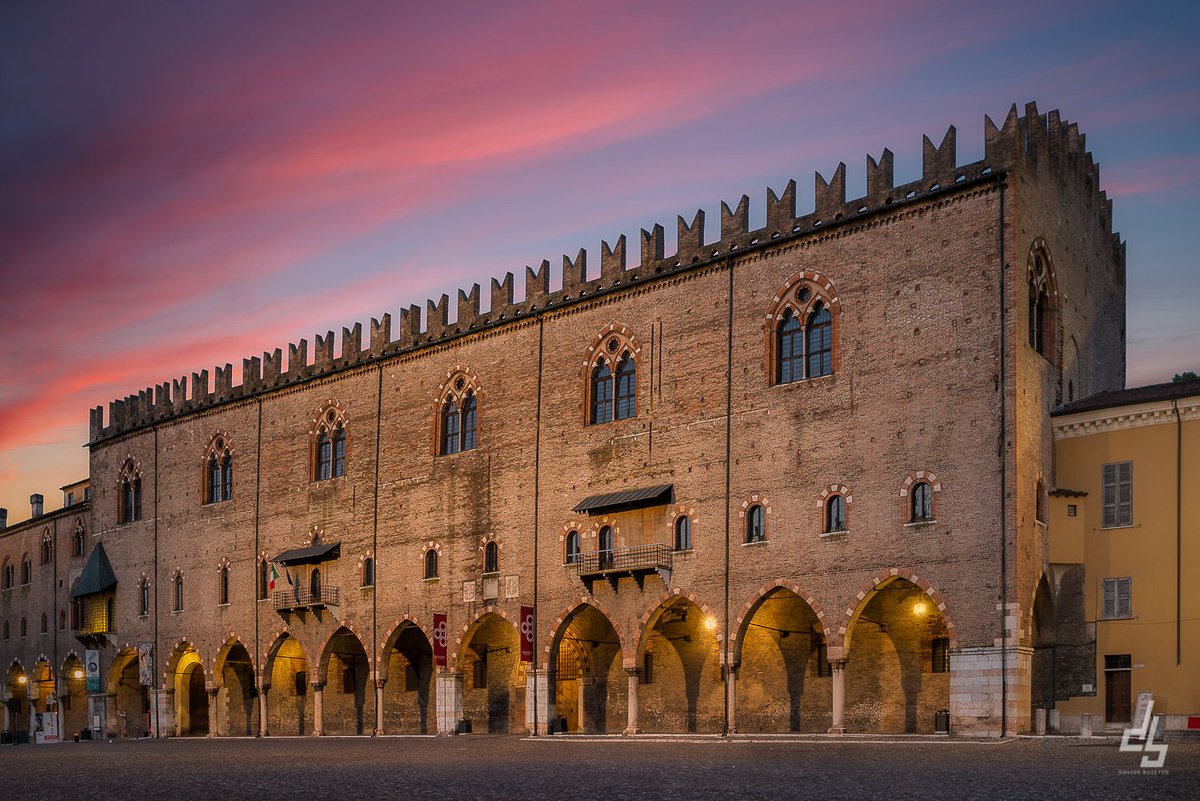 FotoDBusetto's tweet photo. Il Palazzo Ducale di #Mantova alle prime luci del giorno. Con un'area di più di 35.000 m² è la sesta reggia più estesa in #Europa. @PalazzoDucaleMN https://t.co/axm3kAvx0T