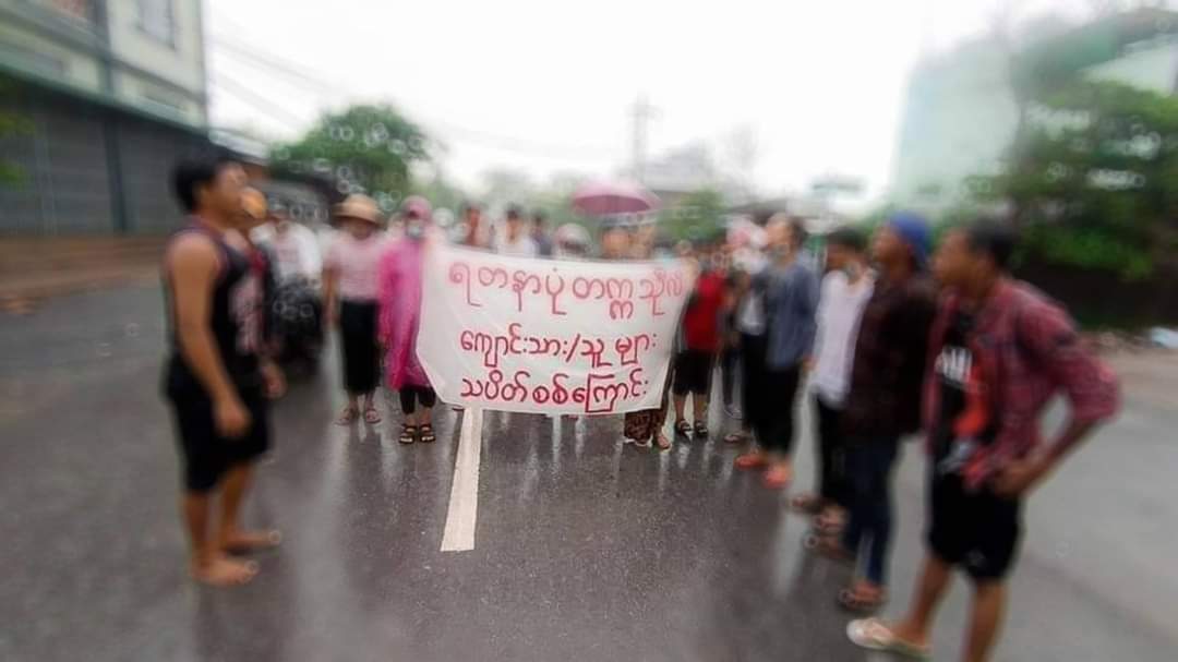 Despite in the rain, #Mandalay Yandanarpon University students Unions boycott' against the Military dicatorship evening strike today.

USELESS ASEAN

#WhatsHappeningInMyanmar 
#June9Coup