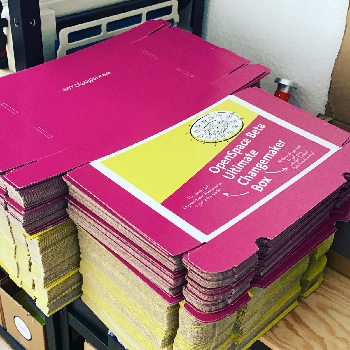 pflaegingniels's tweet photo. Frisch eingetroffen: Die 2. Auflage unserer @OpenSpaceBeta #UltimateChangemaker Boxen. Das geilste und praktischste Lernset, dass es zur Transformation von Organisationen gibt!
https://t.co/cn1DBxP8q0 #betacodex #red42 https://t.co/zYfNzSncr7