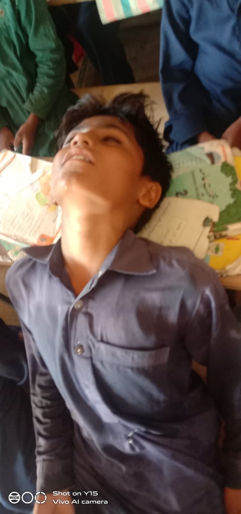 حکومت کے وقت کے لئے لمحہ فکریہ 
گرمی کی شدت بہت زیادہ ہونے کی وجہ سے نیو فیض عام پبلک مڈل سکول موضع بکائنی اول کا کلاس دوم کا طالب علم محمد مزمل بے ہوش ہوگیا۔اے سی روم میں بیٹھ کے پالیسیاں بنانے والو ۔خدا کا خوف کرو گرمی کی شدت بہت زیادہ ہے بچوں کی جانوں سے مت کھیلو