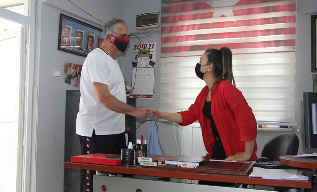 Sedanur, vefat eden babasının muhtarlık bayrağını devraldı
dha.com.tr/r/1831397