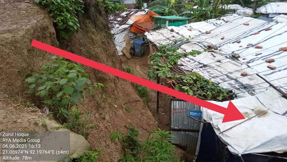 Rohingya_Camp's tweet photo. Need Emergency Support to prevent landslide and soil erosion.
Location: Camp 22, Block D4
Date: 09/06/2021
About 10 HHs in this area are fearing of #landslide risk and already affected by the soil erosion in the heavy rain in last two days.
#RYAMedia
๐ท by Zurul Hoque https://t.co/DNpGgQ7Xj0