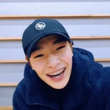 fluffshyunie's tweet photo. jeongin first                  jeongin recent 
     vlive                                  vlive https://t.co/PYiM5ckkmj