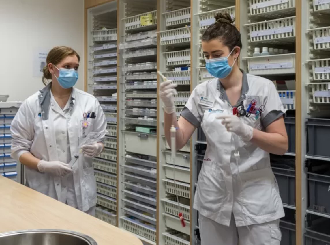 summacollege's tweet photo. Wat zijn wij trots op onze studenten en oud-studenten die in de zorg werken. Het Eindhovens Dagblad heeft een aantal van hen, ook van Summa, geïnterviewd: https://t.co/qTKA80kxxY #werkenindezorg #trots #roeping https://t.co/V8fRGUn0ta