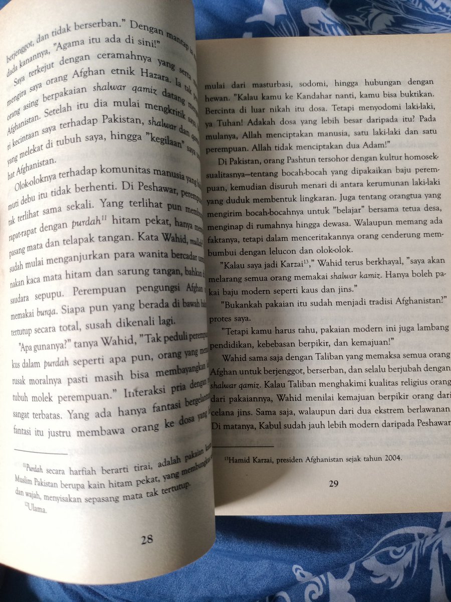 sambil baca buku Selimut Debu karya Agustinus Wibowo dari pak farid