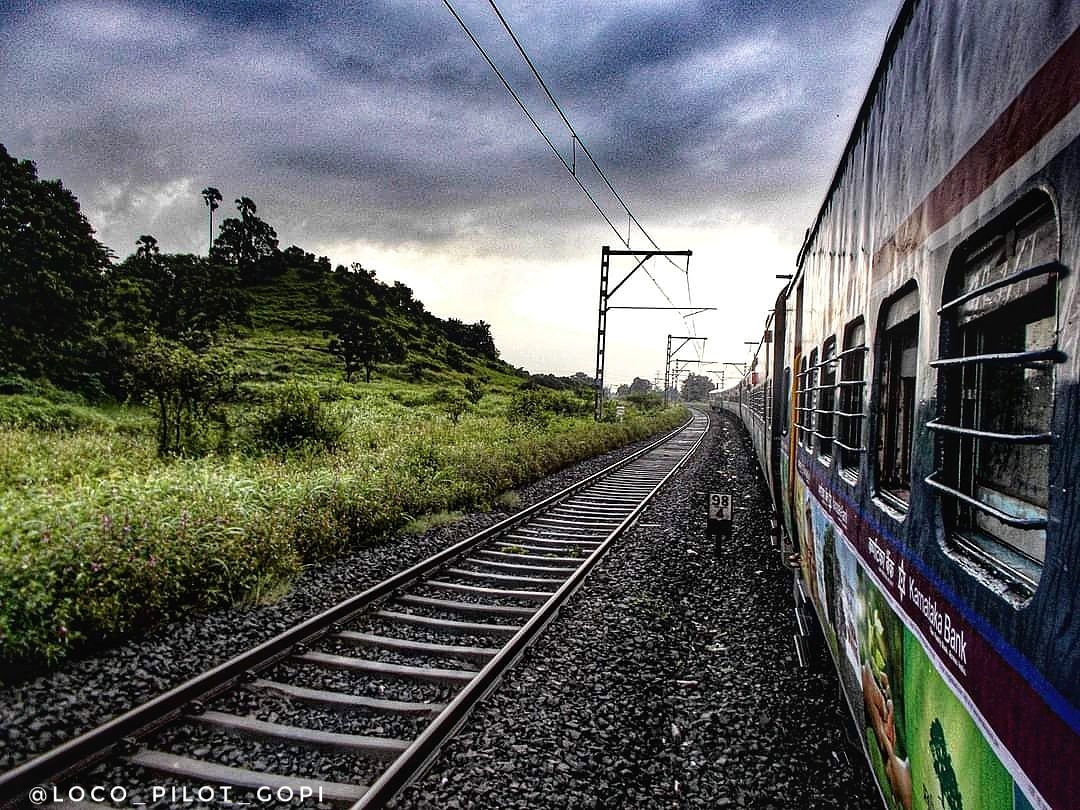 locopilotgopi's tweet photo. 22105 Indrayani Express🚆
 standing near Bhivpuri Road on its way to Pune behind🌧️

Loco Details🚂

Loco Linked: WDP-4D
Loco Shed :  Pune
Status :  In Service
 #indrayani_express #bhivpur_road #pune #trainimage #wdp4d #indianrailway #locopilotgopi https://t.co/koOgBpzKGI