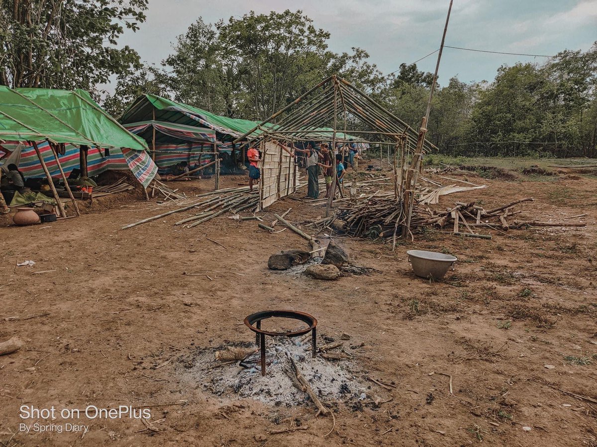 mamichel15's tweet photo. The life of refugees in #Chin State.
They smiled happily in their makeshift tent as they ate their food on the ground.They had to run when military terrorists raided.

USELESS ASEAN 
#WhatsHappeningInMyanmar
#June9Coup #MindatIDPCamp @UNICEF @UNOCHA https://t.co/po3GqwVd9b