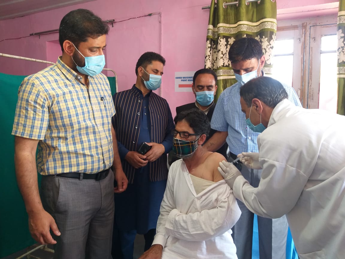 Abdul Rashid of village Arwah, whose video for not taking vaccine against COVID-19 went viral yesterday, took vaccine today.
Request all those who have misconception about the vaccine to please come forward and get ur jab.
#dont_believe_rumours.
<a href="/DC_Budgam/">Deputy Commissioner Budgam</a> 
<a href="/dicbudgam/">Information & PR, Budgam</a>