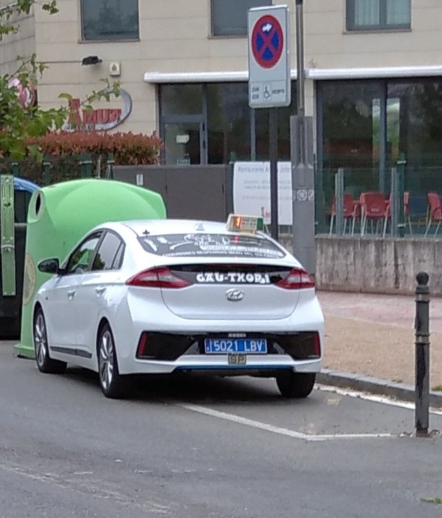 Pereauriarte's tweet photo. @vitoriagasteiz @vitoriataxi @Taxigasteiz @VG_Policia #maleducado 5 minutos suficientes para que una persona que necesita esa plaza no pueda dejar a su hij@ en el cole. https://t.co/4M7ZugyZdz