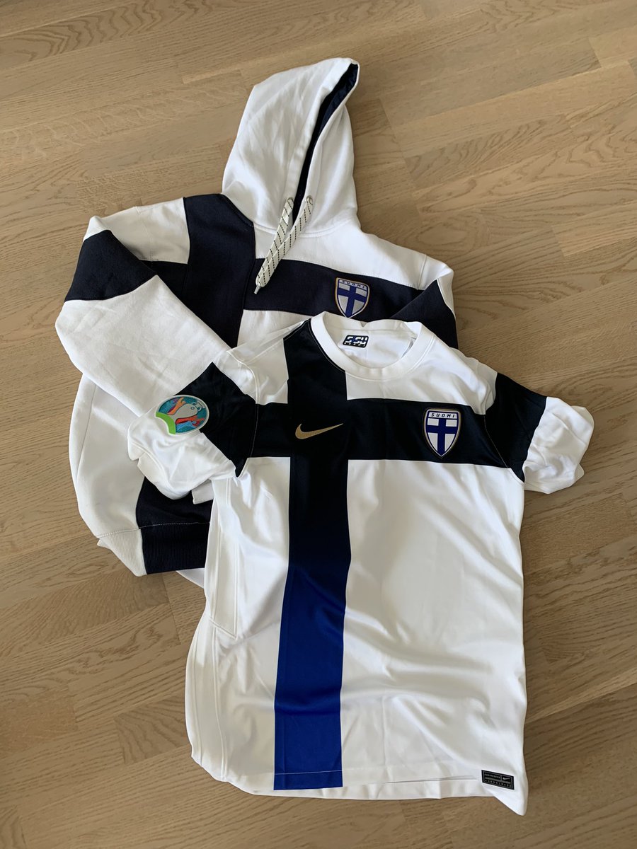 Hellettä pukkaa ja pitää vaihtaa huppari kevyempään versioon 😎 kuvassa samalla kaksi tämän vuoden toistaiseksi tärkeintä investointia! 👊😉👇 #Huuhkajat #sijoittaminen