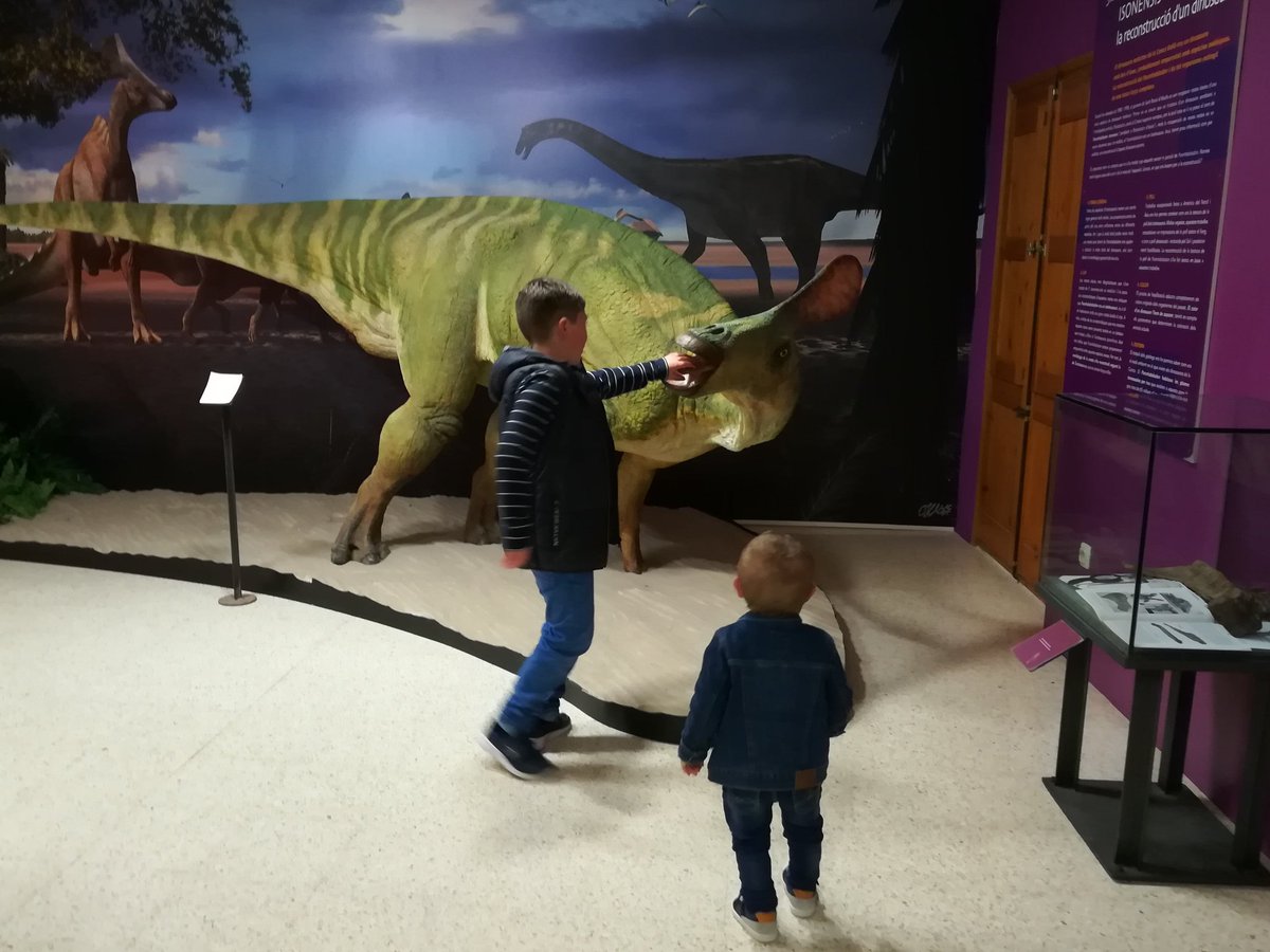 Ho acceptem: tenim 🦕dinosaures🦖, i això és tenir una carta guanyadora amb mooooltes criatures. Però com fer que no siguin només espectadors? Juguem-hi!
#AmbLaMiradaDunInfantMW @Museumweek
