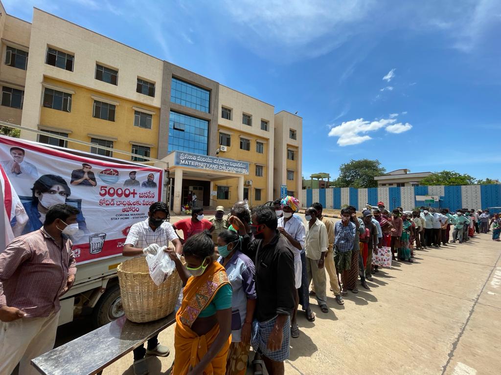 JSPNLRDIST's tweet photo. #26thDay #Janaseva
శ్రీ @PawanKalyan గారి @JSPManuKranth గారి స్పూర్తి తో ఐసోలేషన్ పేషెంట్ల కు లాక్ డౌన్ కారణంగా ప్రభుత్వ ఆసుపత్రి వద్ద #10000+పేదలకు ఆహరం,నీరు అందిస్తున్న @k_gunukula @JanaSenaParty
@TrendPSPK @mnadendla @TeamPowerSena
#PawanKalyan
#KishoreGunukula https://t.co/pzgrYTC6De