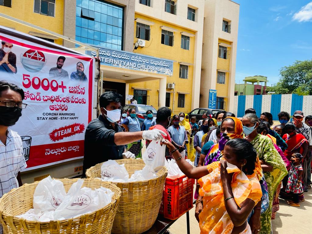 JSPNLRDIST's tweet photo. #26thDay #Janaseva
శ్రీ @PawanKalyan గారి @JSPManuKranth గారి స్పూర్తి తో ఐసోలేషన్ పేషెంట్ల కు లాక్ డౌన్ కారణంగా ప్రభుత్వ ఆసుపత్రి వద్ద #10000+పేదలకు ఆహరం,నీరు అందిస్తున్న @k_gunukula @JanaSenaParty
@TrendPSPK @mnadendla @TeamPowerSena
#PawanKalyan
#KishoreGunukula https://t.co/pzgrYTC6De