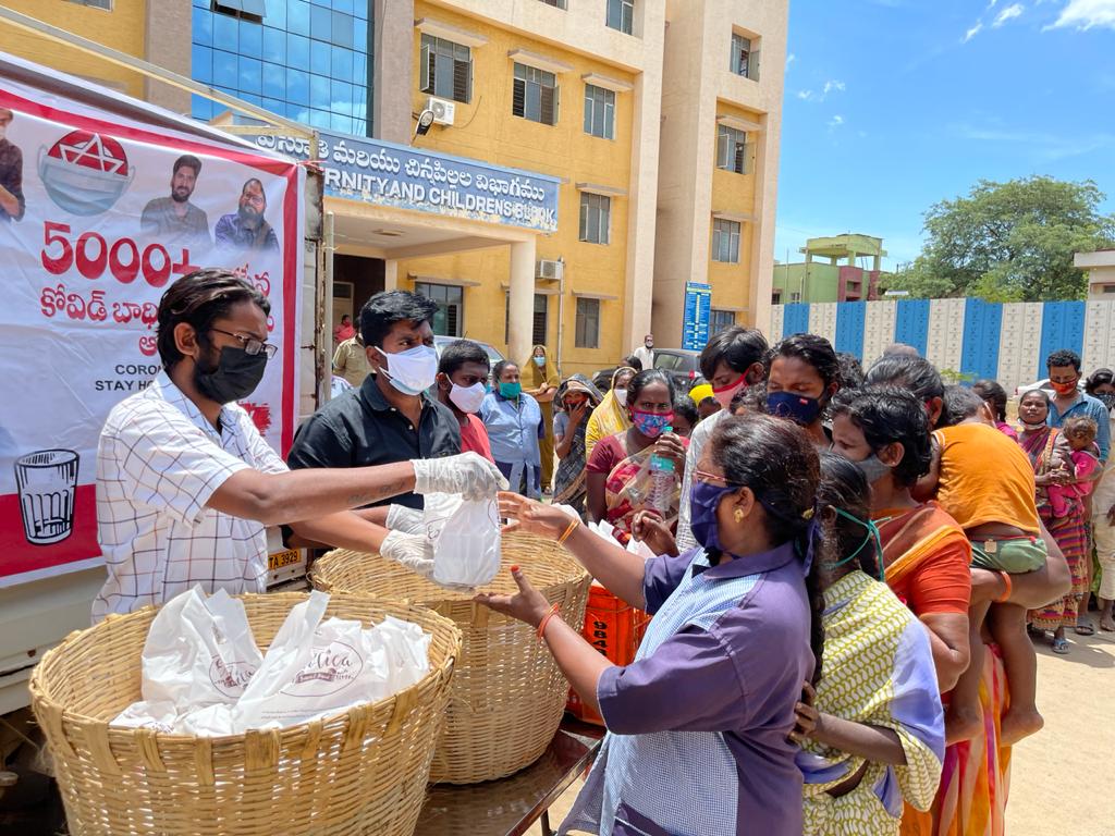 JSPNLRDIST's tweet photo. #26thDay #Janaseva
శ్రీ @PawanKalyan గారి @JSPManuKranth గారి స్పూర్తి తో ఐసోలేషన్ పేషెంట్ల కు లాక్ డౌన్ కారణంగా ప్రభుత్వ ఆసుపత్రి వద్ద #10000+పేదలకు ఆహరం,నీరు అందిస్తున్న @k_gunukula @JanaSenaParty
@TrendPSPK @mnadendla @TeamPowerSena
#PawanKalyan
#KishoreGunukula https://t.co/pzgrYTC6De
