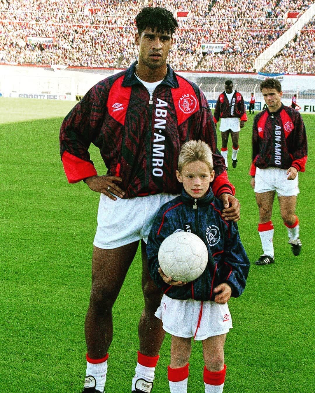 Happy Birthday Wesley Sneijder! Here he is as the Ajax mascot with Frank Rijkaard. 