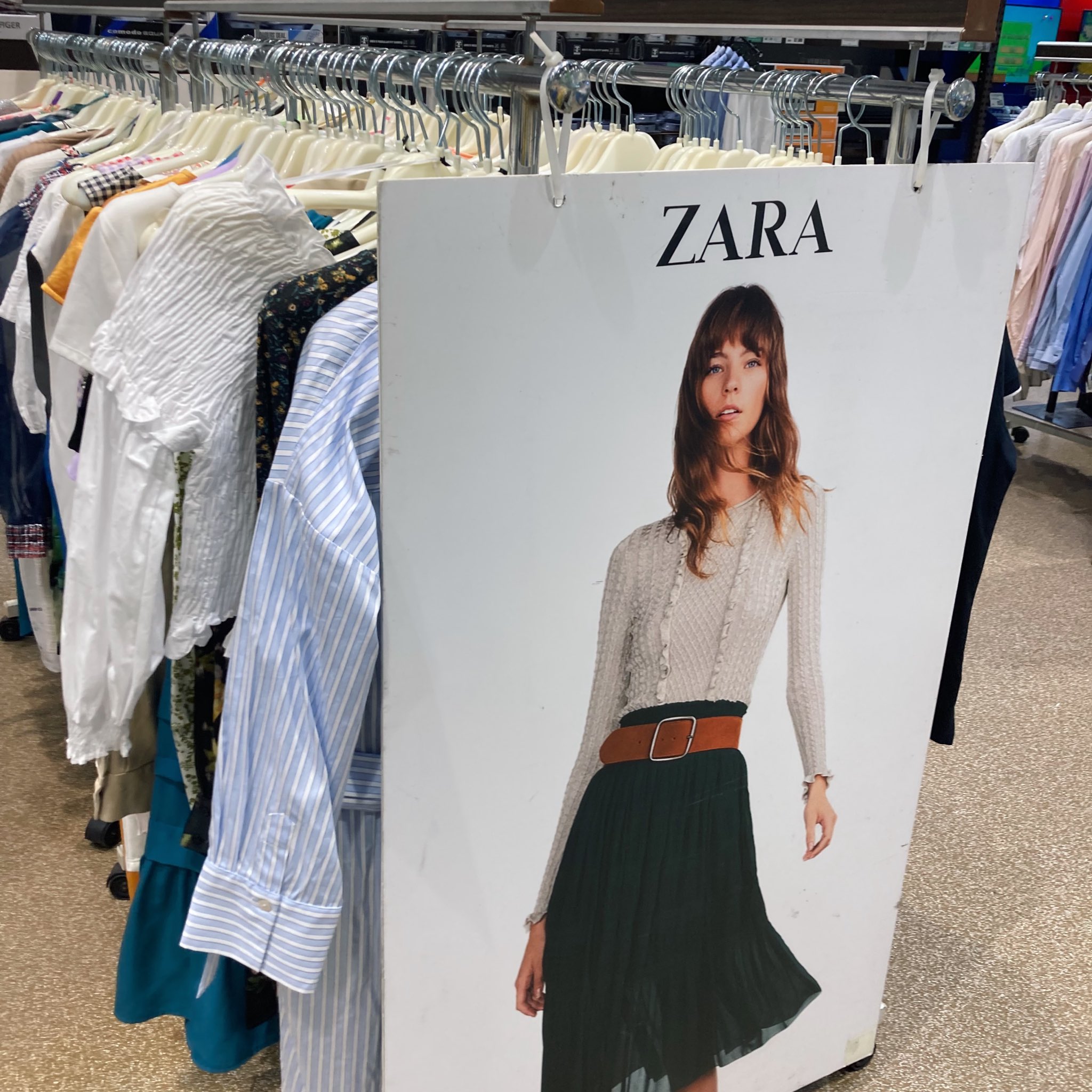 𝑘𝑢𝑟𝑢𝑚𝑖 トレーダース行ったらまさかのzaraコーナー アウトレット的な感じ いつも服置いてるコーナーはスルーするけど さすがに飛びついた どっちもwでゲット 満足 韓国 トレーダース Zara 購入品 韓国購入品 在韓日本人