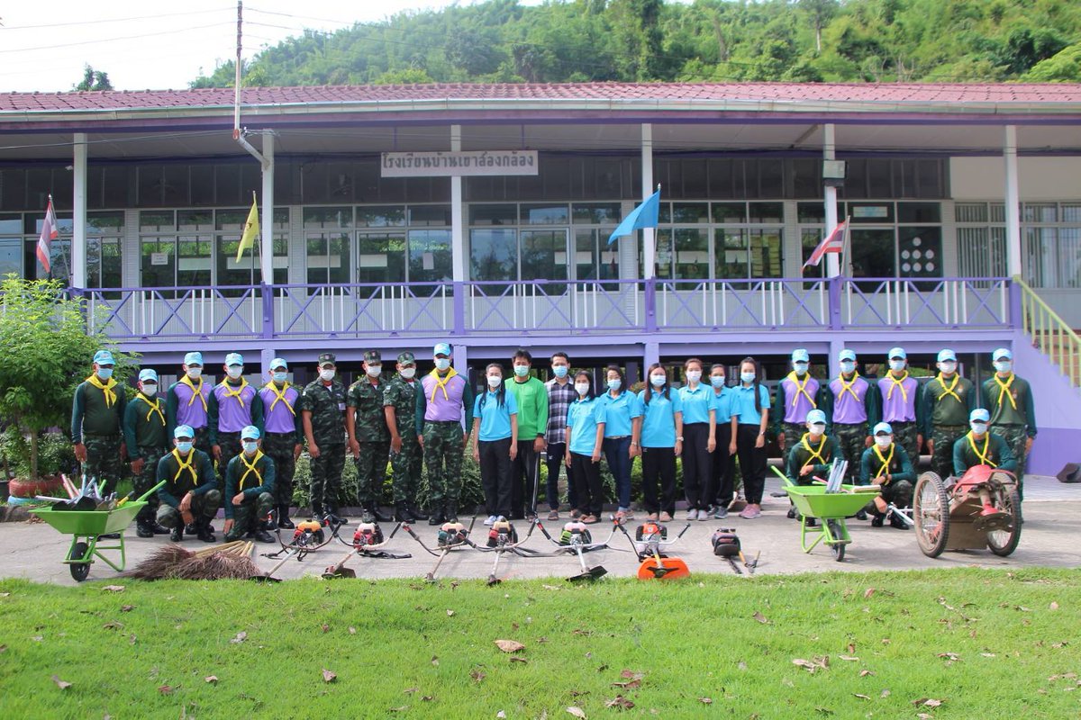 1st_Army_Area's tweet photo. "โรงเรียนต้นแบบตามหลักของปรัชญาเศรษฐกิจพอเพียง" 
 กองพลทหารราบที่ 2 รักษาพระองค์จัดกำลังพลของหน่วย ร่วมกับคณะครูโรงเรียนบ้านเขาส่องกล้อง ดำเนินการฉีดพ่นยาฆ่า  เชื้อ ล้างทำความสะอาด เปลี่ยนหลอดไฟ และปรับปรุงภูมิทัศน์ รอบๆ โรงเรียนบ้านเขาส่องกล้อง ต.เขาเพิ่ม อ.บ้านนา จ.นครนายก https://t.co/Hezz0jbzgU