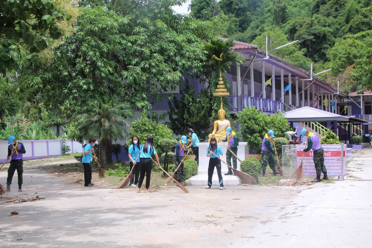 1st_Army_Area's tweet photo. "โรงเรียนต้นแบบตามหลักของปรัชญาเศรษฐกิจพอเพียง" 
 กองพลทหารราบที่ 2 รักษาพระองค์จัดกำลังพลของหน่วย ร่วมกับคณะครูโรงเรียนบ้านเขาส่องกล้อง ดำเนินการฉีดพ่นยาฆ่า  เชื้อ ล้างทำความสะอาด เปลี่ยนหลอดไฟ และปรับปรุงภูมิทัศน์ รอบๆ โรงเรียนบ้านเขาส่องกล้อง ต.เขาเพิ่ม อ.บ้านนา จ.นครนายก https://t.co/Hezz0jbzgU