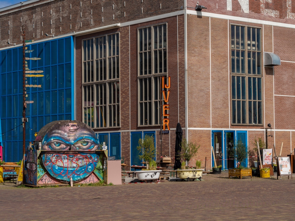 Wij zorgen op de geWoonboot dat het je aan niets ontbreekt en gelukkig zijn we ook heel goed te bereiken.✅⁠
⁠
Je kunt meteen voor de deur parkeren voor €1,40 p/u en er zijn laadpalen in de buurt. Het pontje meer vlakbij aan dus met het OV of fiets is ook geen probleem.