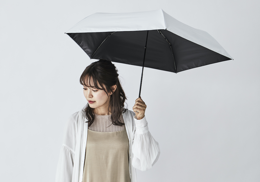Amvel_Umbrella's tweet photo. 梅雨の真っ只中ですが、日差しが強い日が続いております。紫外線カット、太陽光カットなら遮光率99.99%以上のヒートブロックです。
今年のヒートブロックは130gと軽量で、ポキポキしないタイプに変更。従来よりも生地がしなやかになり、たたみ易くなりました。
#傘 #Umbrella #HEATBLOCK #アンベル https://t.co/IxbtYnJ6tV