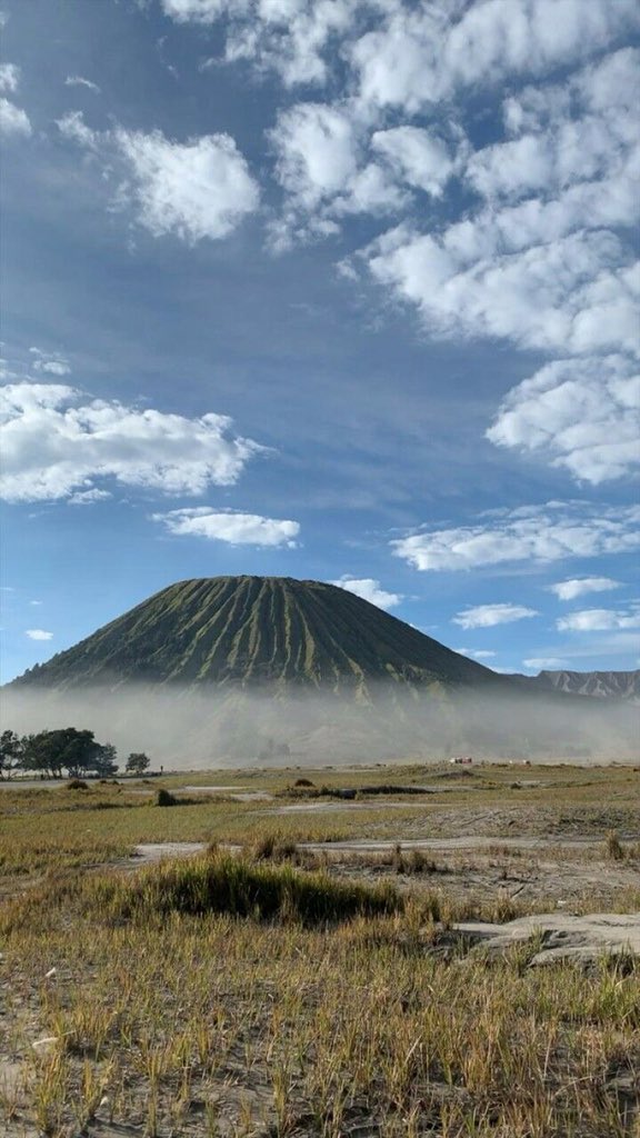 HayatiJaafar4's tweet photo. Gunung Bromo pula merupakan gunung berapi yang aktif. Bestnya dapat tengok gunung berapi kan? Gunung Bromo terkenal dengan pemandangan alam dari atas kawah gunung berapi ✨wehh sumpah bahagianya dapat tengok kawah gunung berapi. Doakan ya

sumber : Pinterest https://t.co/s3OtfS10wZ