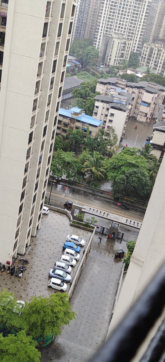 84Menon's tweet photo. Update: the water resided now. The issue definitely seems to be the drains and the gutters being clogged which resulted in water logging https://t.co/7D2yJFXttV