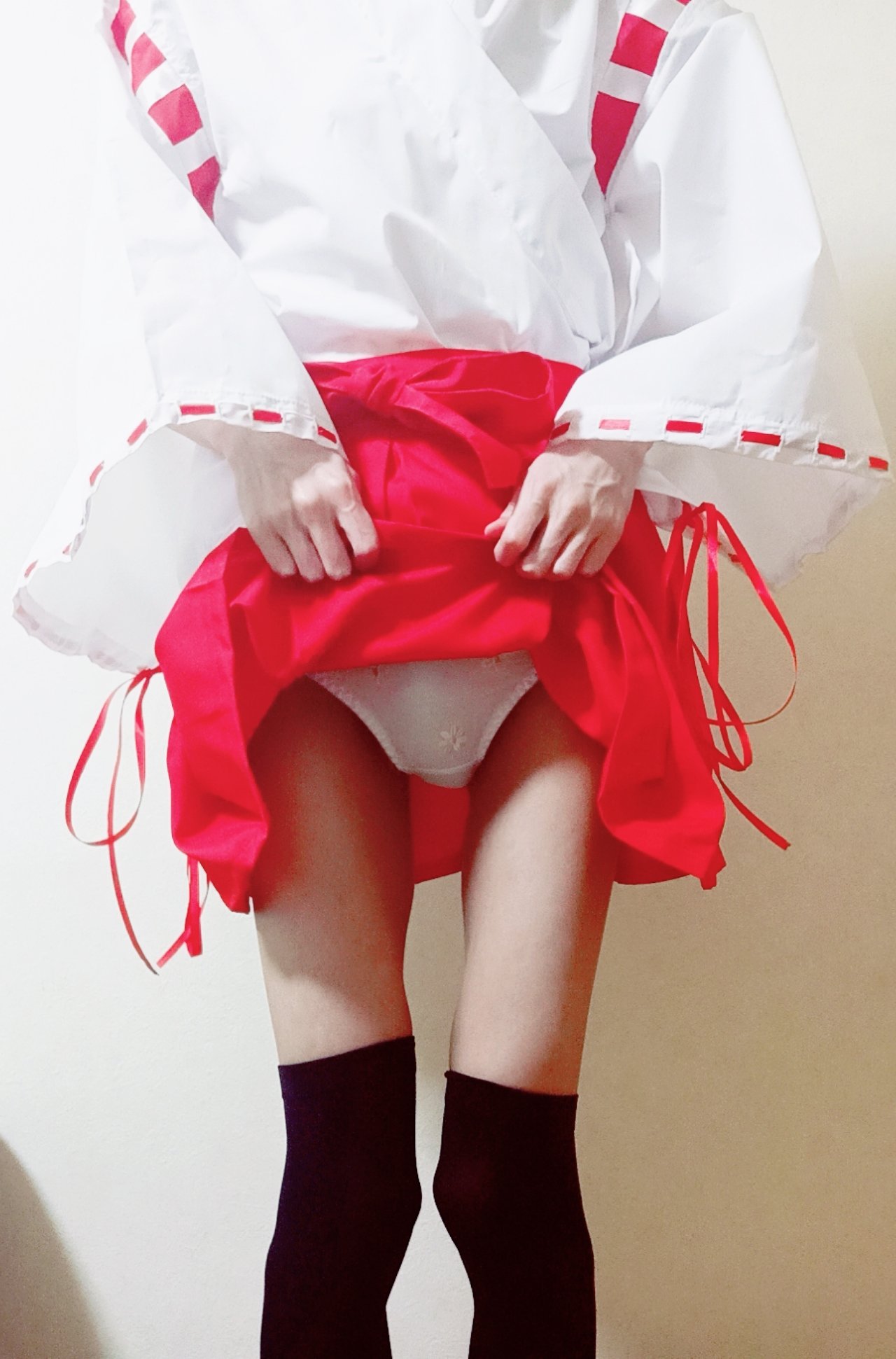 3 pic. 前にいただいた巫女服のコスプレ！ #女装 https://t.co/MuCc1EaxsJ