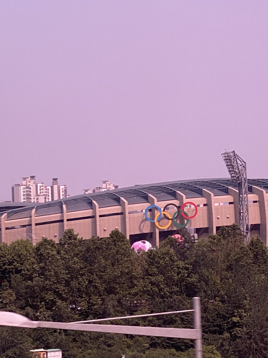 hottestjeons's tweet photo. they’re gonna perform on seoul olympic stadium for the muster and the theme is mikrokosmos. remember their last concert infront of armys and before the pandemic was in seoul olympic stadium also and the last song they performed was mikrokosmos.  now cry 💔 https://t.co/Eo3fc1oYRL