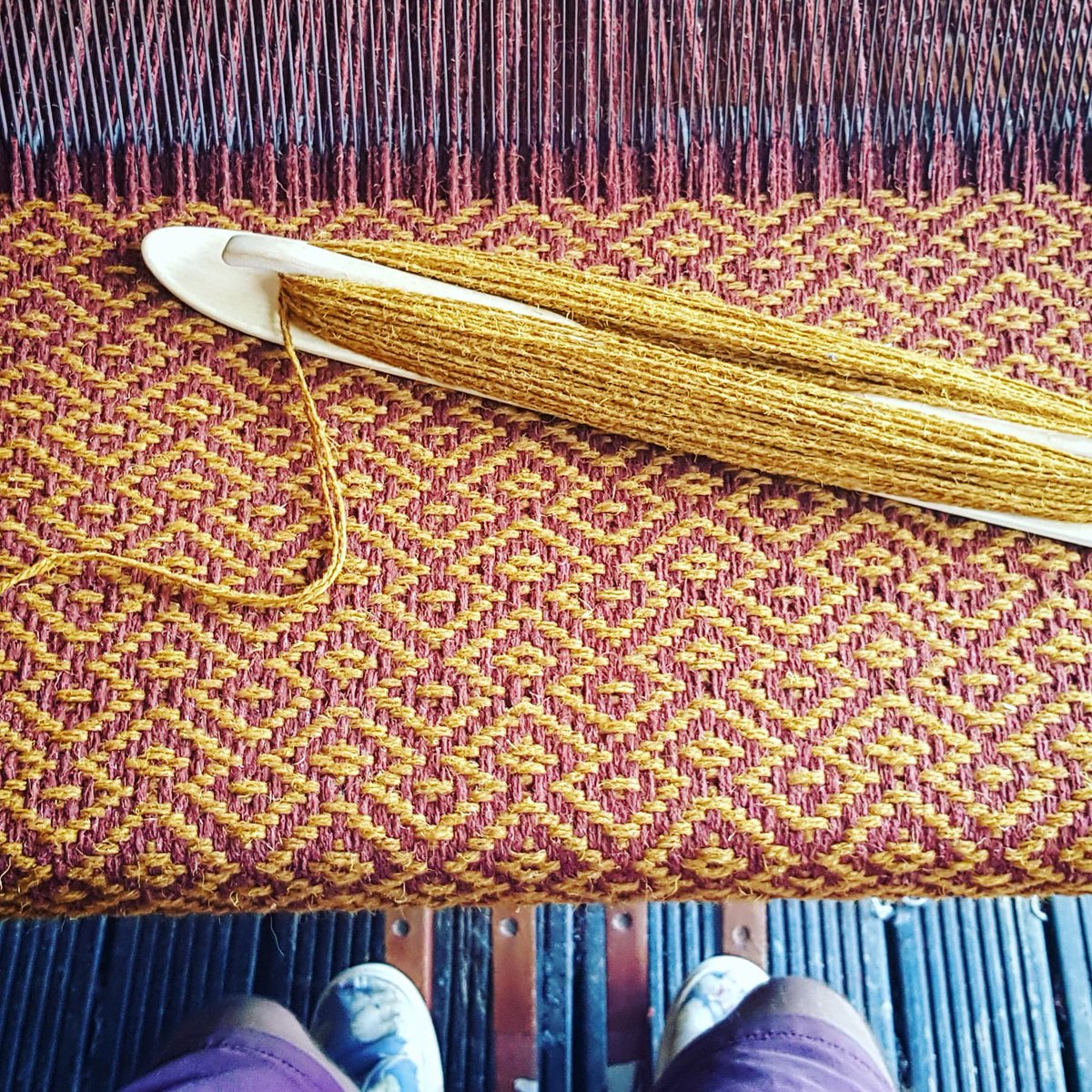 tottles_weavers's tweet photo. It's been ages since I've used a ski shuttle - despite the unwinding required, when it comes to hefty weft like this, it really works!
(Note to self: Hefty Weft Hand Weavers is a good name...)
#weaving #woolyarn #handweaving #rugweaving #redandgold #handcrafts #slowtextiles https://t.co/FV6SimrhWs