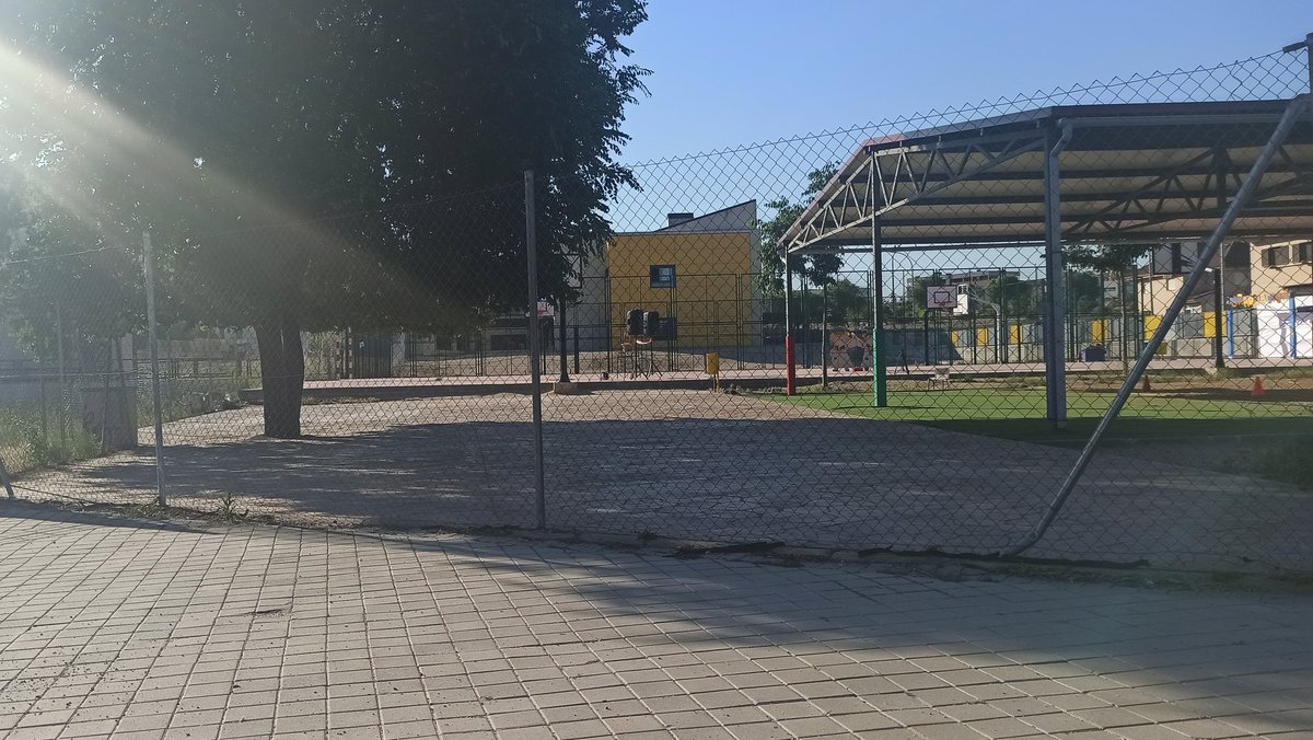👉Nos parece inadmisible que casi seis años después de la inauguración del colegio sigamos sin un patio en condiciones, con una valla de torsión que ayer volvió a causar un accidente a un alumno. ¡<a href="/ComunidadMadrid/">Comunidad de Madrid</a> <a href="/IdiazAyuso/">Isabel Díaz Ayuso</a>, queremos el colegio terminado y seguro!