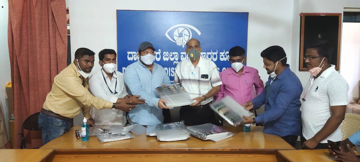 syedkhalid4488's tweet photo. Handed Over the Face Shield and Sanitizer's to Reporters of Davangere Press Club in Presence of Their President J B Aradya Sir
@Allavaru @srinivasiyc @AnilTpyc @DwivediSurbhi
#SOSIYC
#SOSKPYCC https://t.co/haZAREAADS