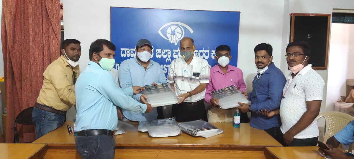 syedkhalid4488's tweet photo. Handed Over the Face Shield and Sanitizer's to Reporters of Davangere Press Club in Presence of Their President J B Aradya Sir
@Allavaru @srinivasiyc @AnilTpyc @DwivediSurbhi
#SOSIYC
#SOSKPYCC https://t.co/haZAREAADS