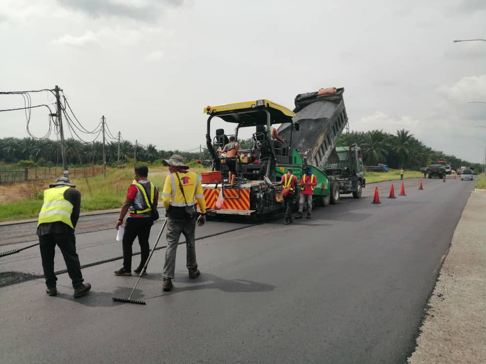 THB Maintenance Sdn Bhd (@thbm_hq) on Twitter photo 08062021 - di <a href="/JKRKMS/">JKRKualaMuda</a>
FT 175 J. #Gurun - Kepala Batas
sek 3.40 - 3.80
Jajaran #KualaMuda
#BerkalaPavemen #PEMERKASA
Team BP #THBMKedah #KotaSetar laksana kerja ini di sini
- mill + pave
kemajuan : 90.00 %
📸 suasana kerja
#THBMHQ #InfraRakyat #ZonUtara
#TogetherWeDeliver 08062021 - di <a href="/JKRKMS/">JKRKualaMuda</a>
FT 175 J. #Gurun - Kepala Batas
sek 3.40 - 3.80
Jajaran #KualaMuda
#BerkalaPavemen #PEMERKASA
Team BP #THBMKedah #KotaSetar laksana kerja ini di sini
- mill + pave
kemajuan : 90.00 %
📸 suasana kerja
#THBMHQ #InfraRakyat #ZonUtara
#TogetherWeDeliver